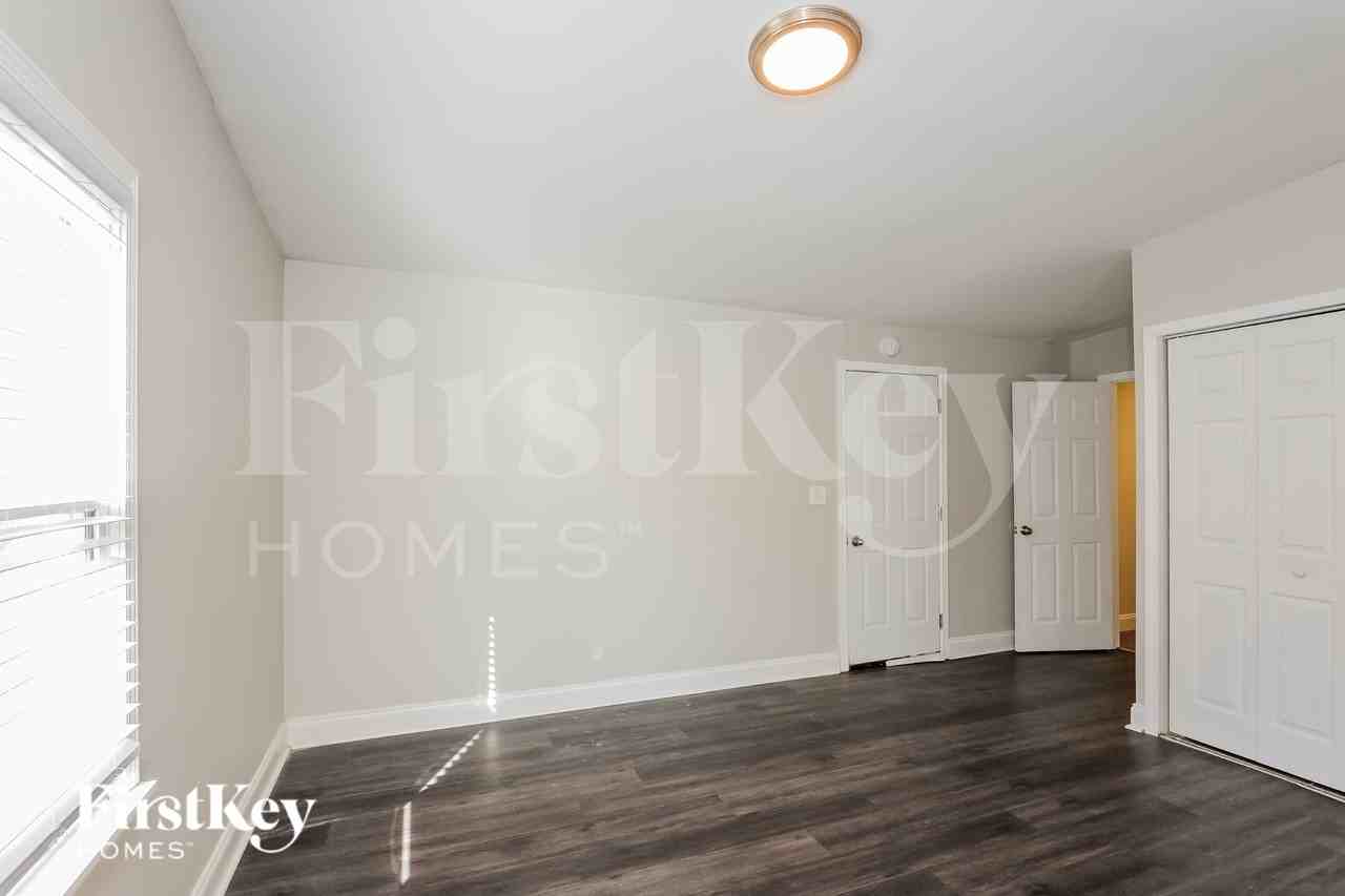 1954 Wildwood Dr - Photo 3 of 15