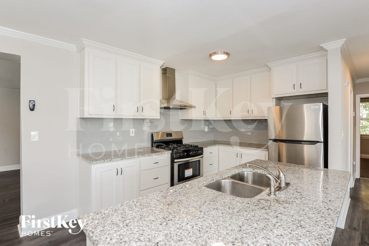 1954 Wildwood Dr - Photo 7 of 15