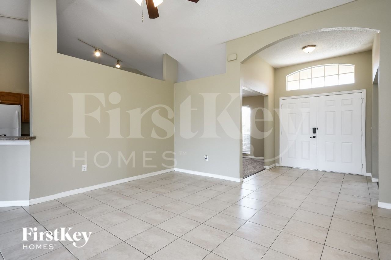 819 Summer Glen Dr - Photo 4 of 16