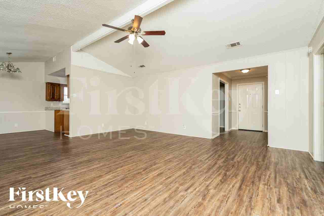 635 Truman Ct - Photo 4 of 18