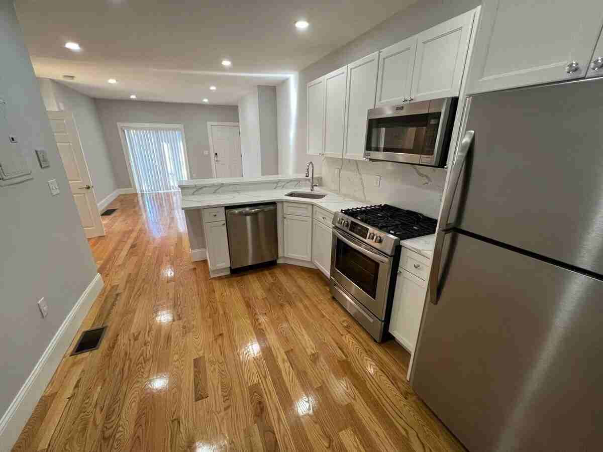 372 Oxford St #2 - Photo 5 of 8