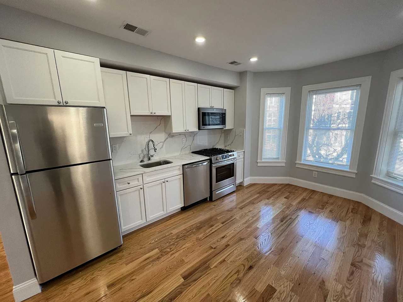 372 Oxford St #3 - Photo 4 of 8