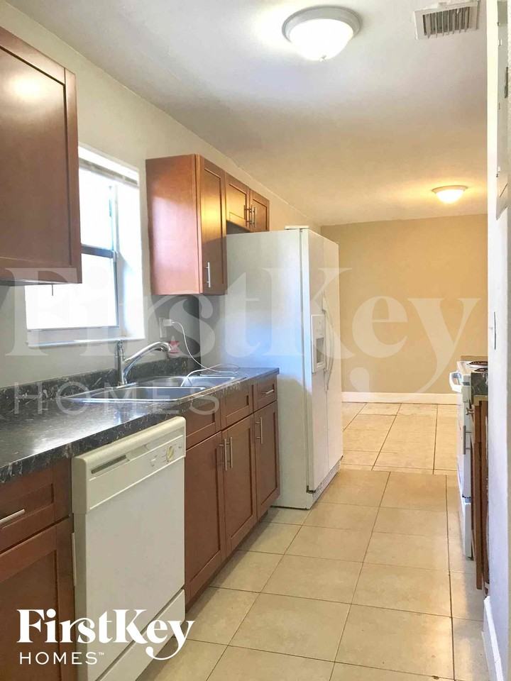 3057 Sw 2nd St - Photo 4 of 22