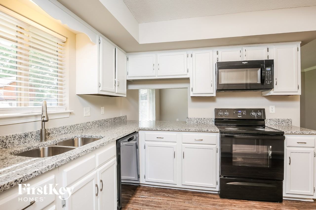 304 Pembrook St - Photo 7 of 15