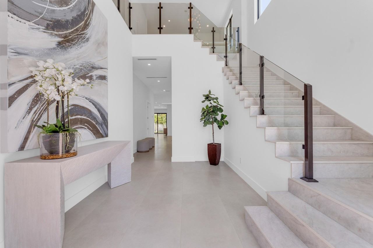 239 Ne 11th St - Photo 3 of 31