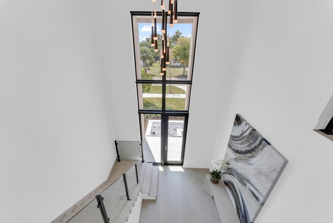 239 Ne 11th St - Photo 4 of 31