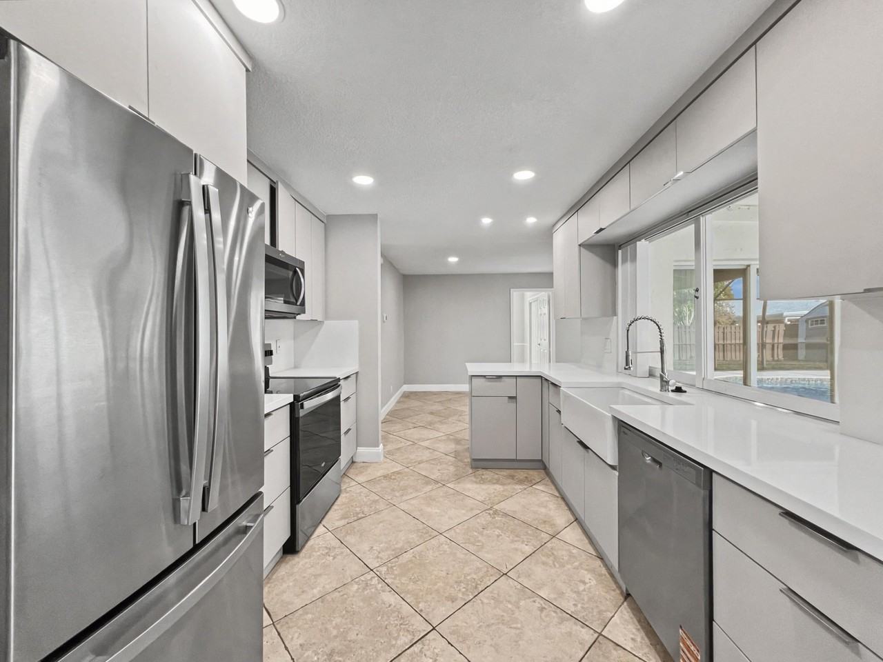 12129 Stratford St - Photo 5 of 47