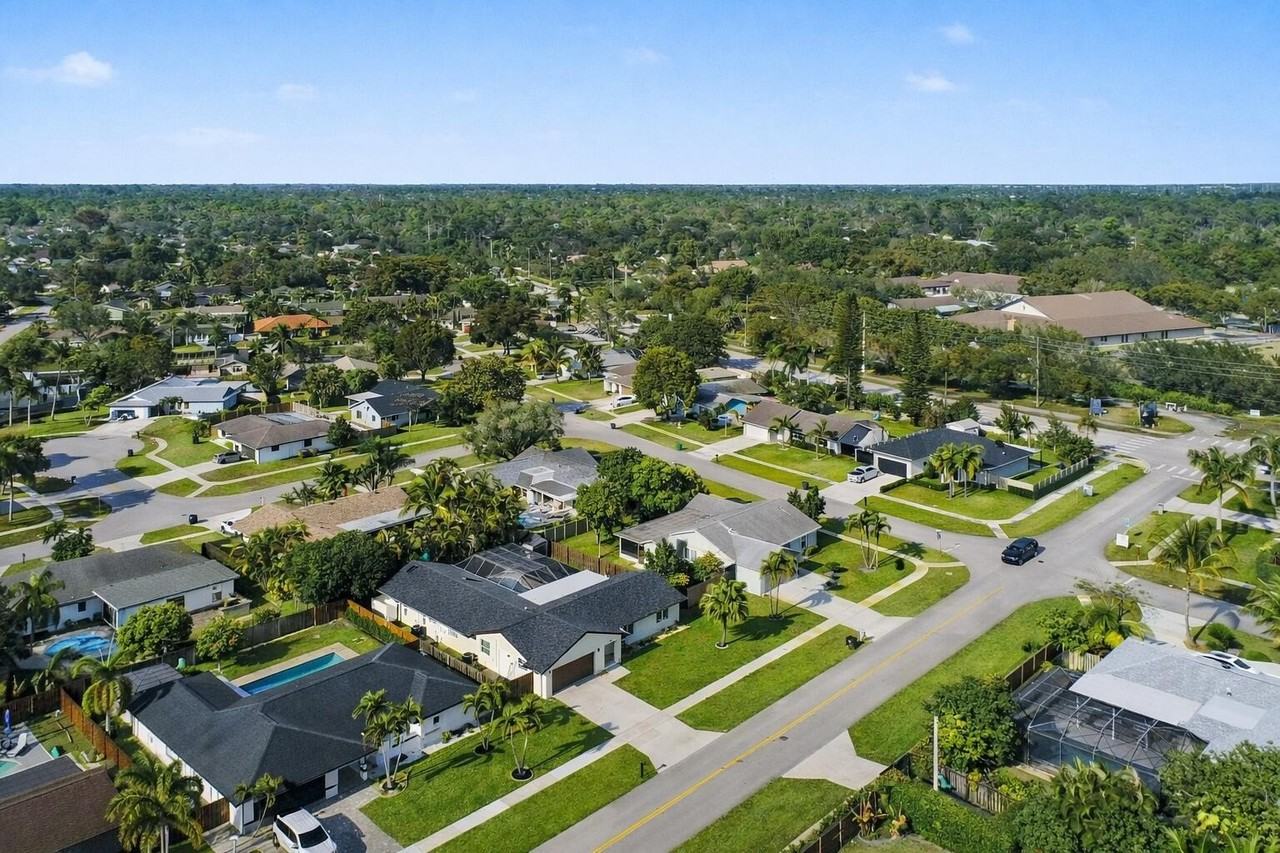 12129 Stratford St - Photo 6 of 47