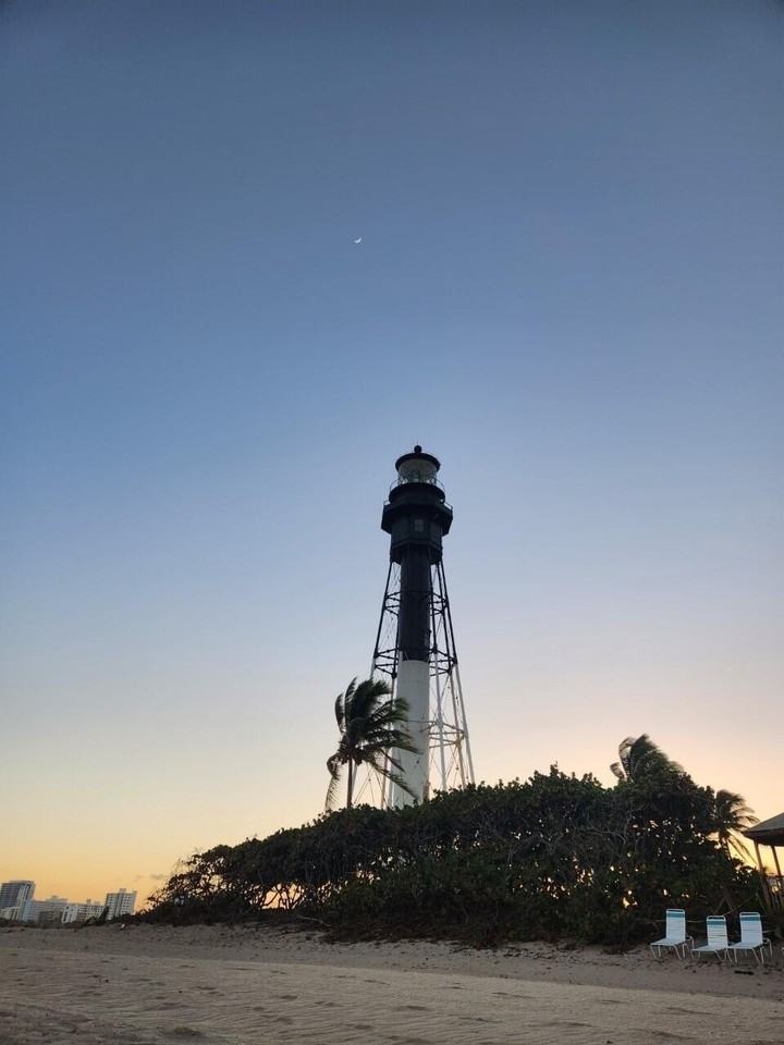 1057 Hillsboro Mile #921 - Photo 4 of 42