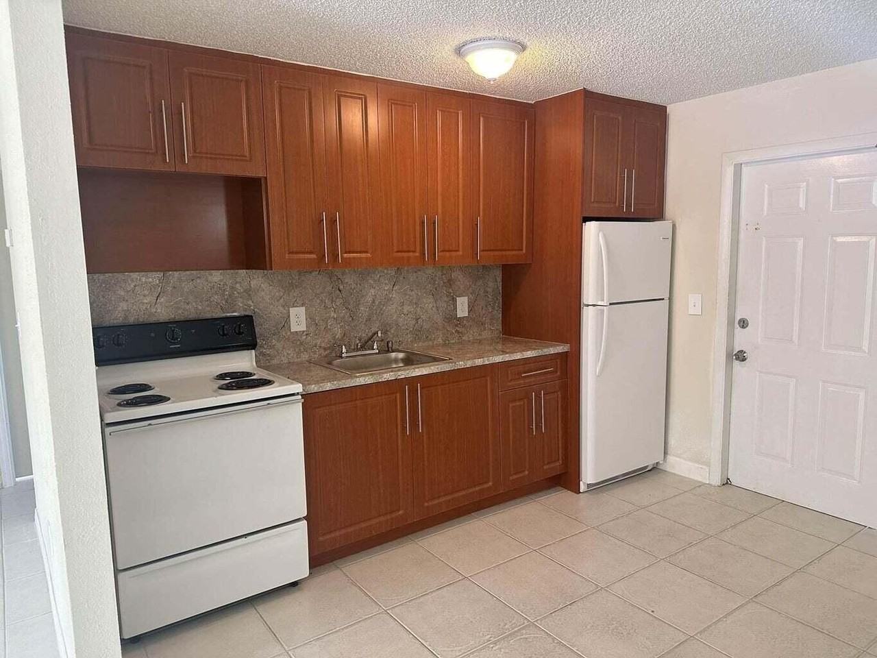 422 Caroline Ave - Photo 2 of 7