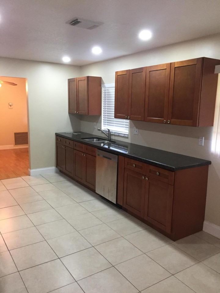 22447 Sw 56th Ave - Photo 6 of 11