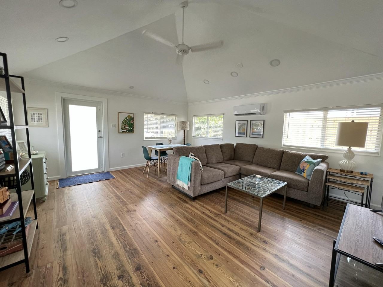 631 N C St - Photo 2 of 12