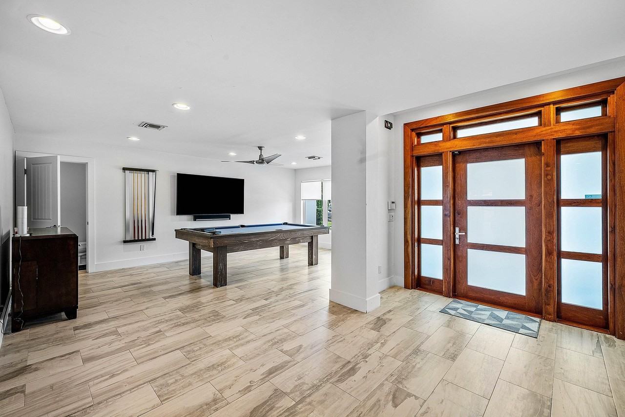 740 Ne 36th St - Photo 4 of 50