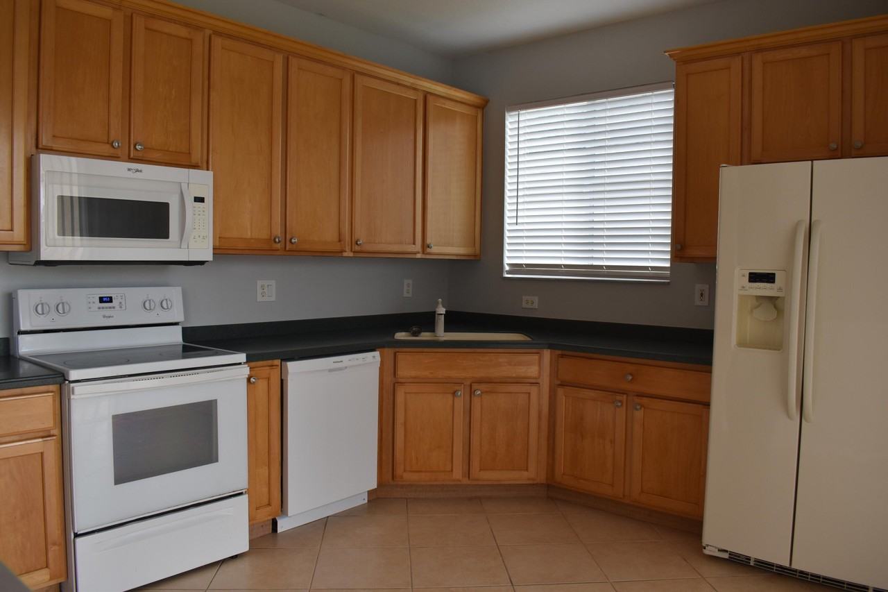 379 Sw Lake Forest Way - Photo 5 of 32