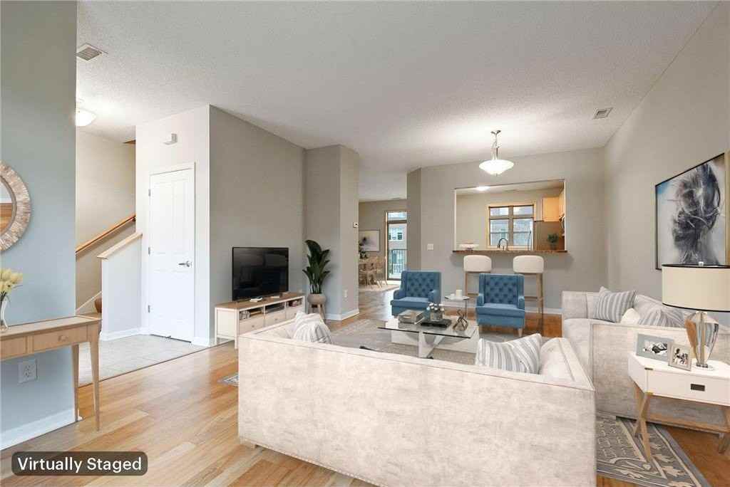 737 Victoria St S - Photo 2 of 17