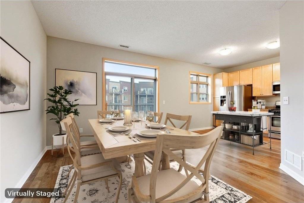 737 Victoria St S - Photo 3 of 17