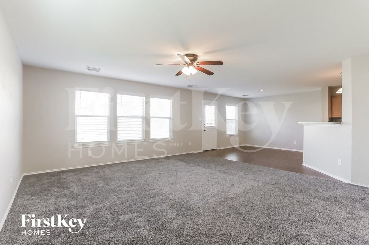 18218 Temple Hill Ln - Photo 4 of 15