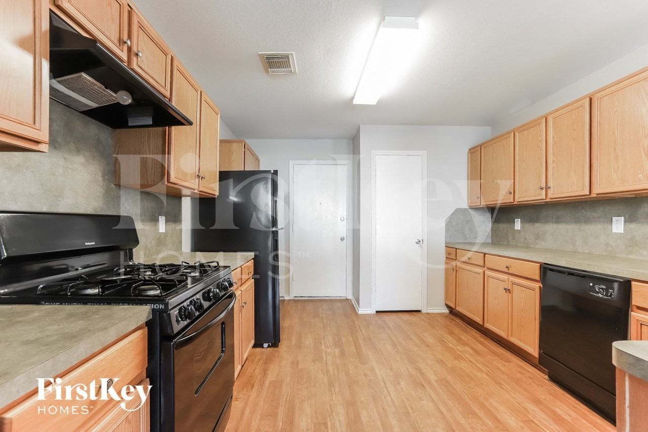 18218 Temple Hill Ln - Photo 5 of 15