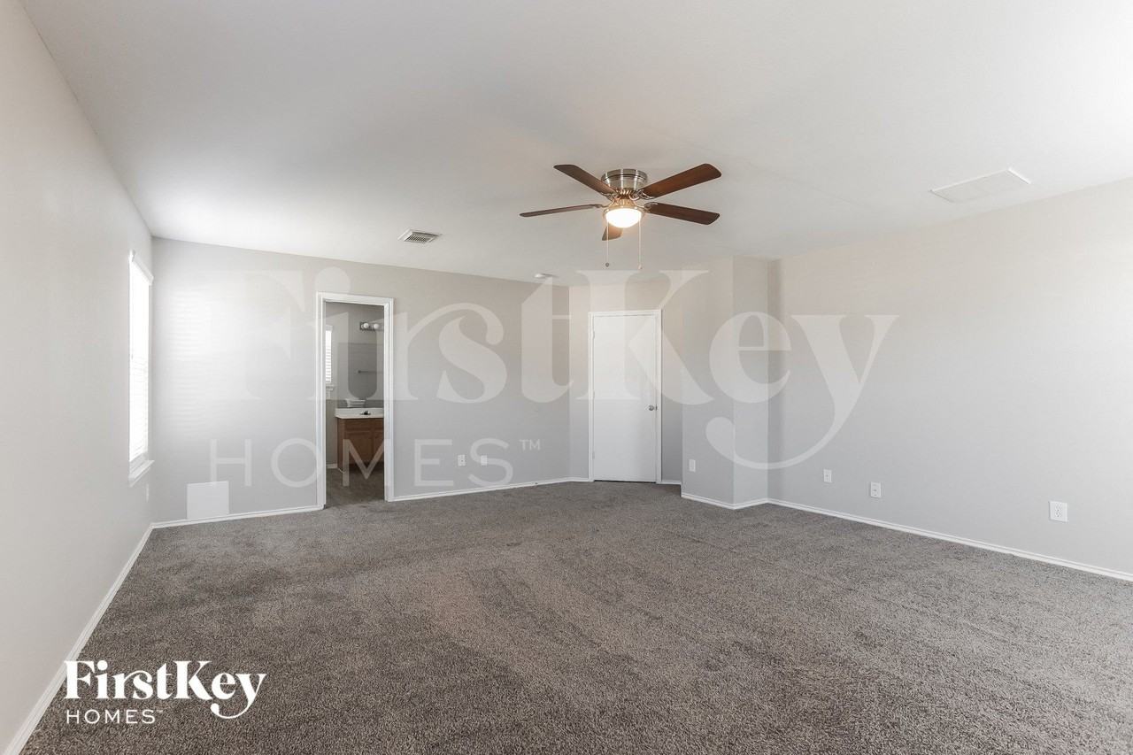 18218 Temple Hill Ln - Photo 7 of 15