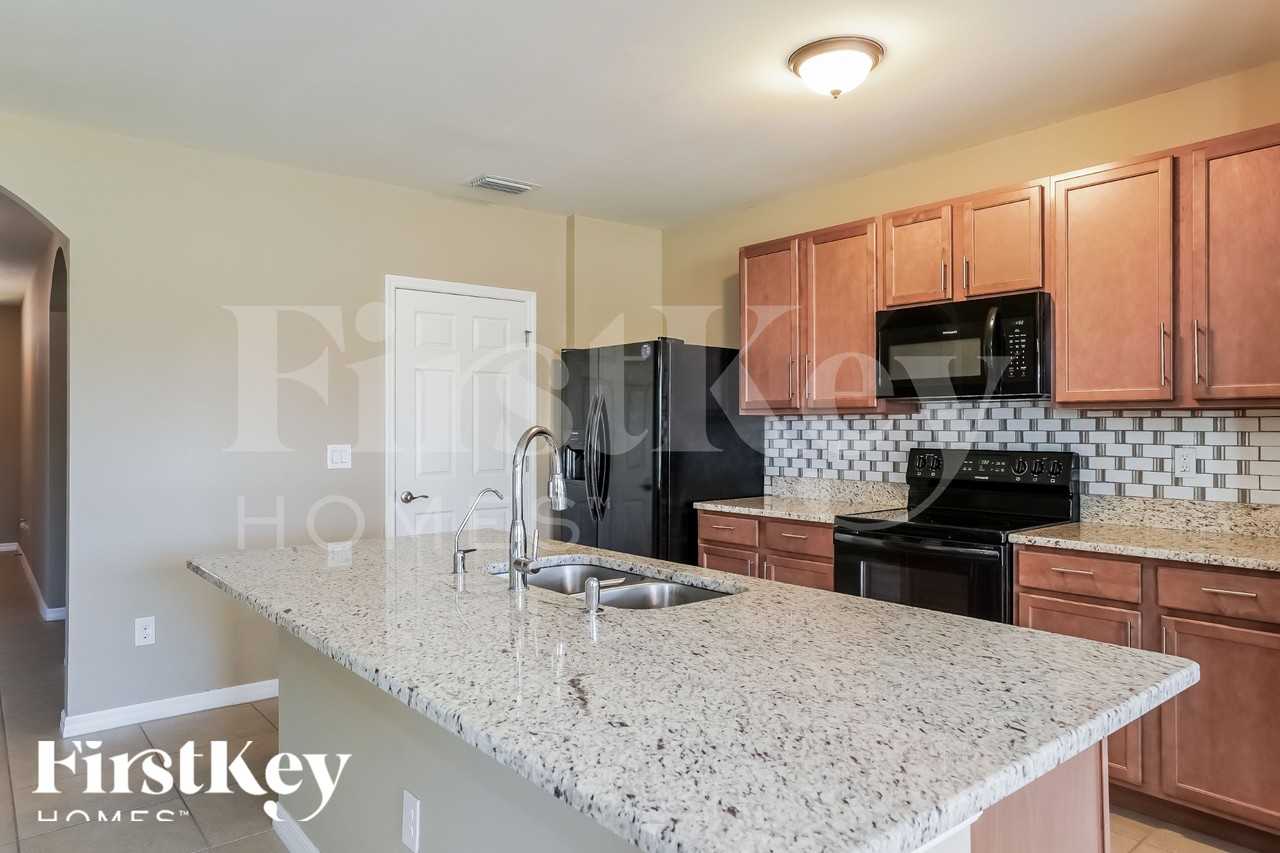 1110 Nw 24th Pl - Photo 7 of 18