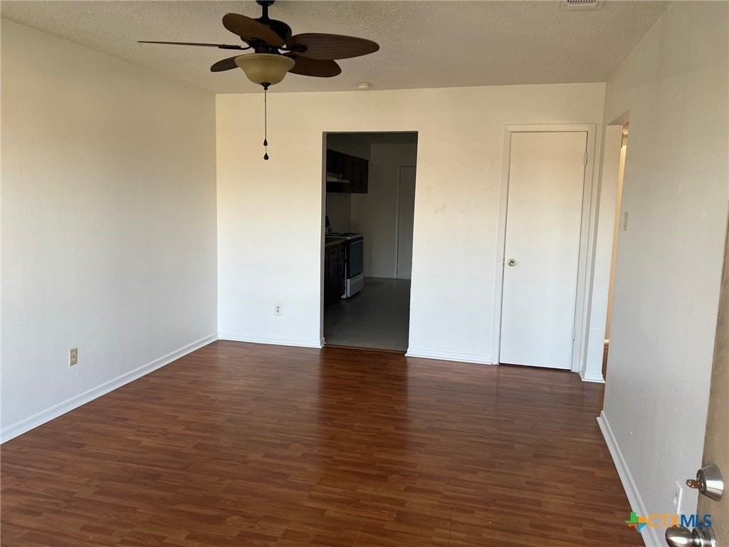 902 Travis Ln - Photo 2 of 9