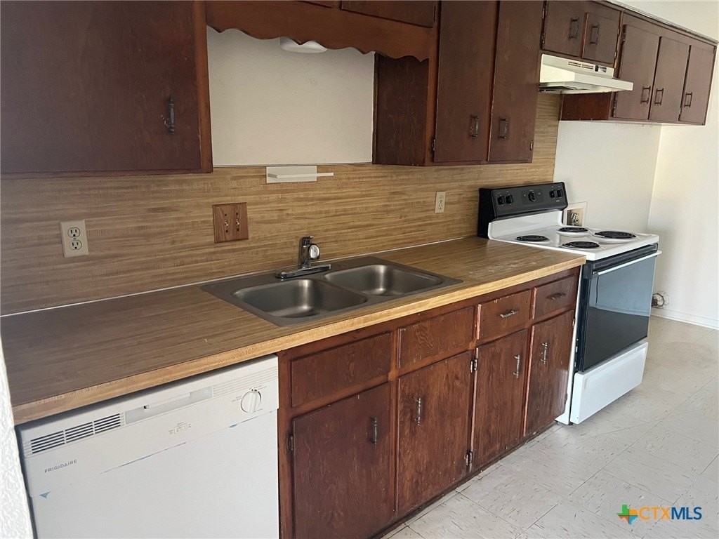 902 Travis Ln - Photo 3 of 9