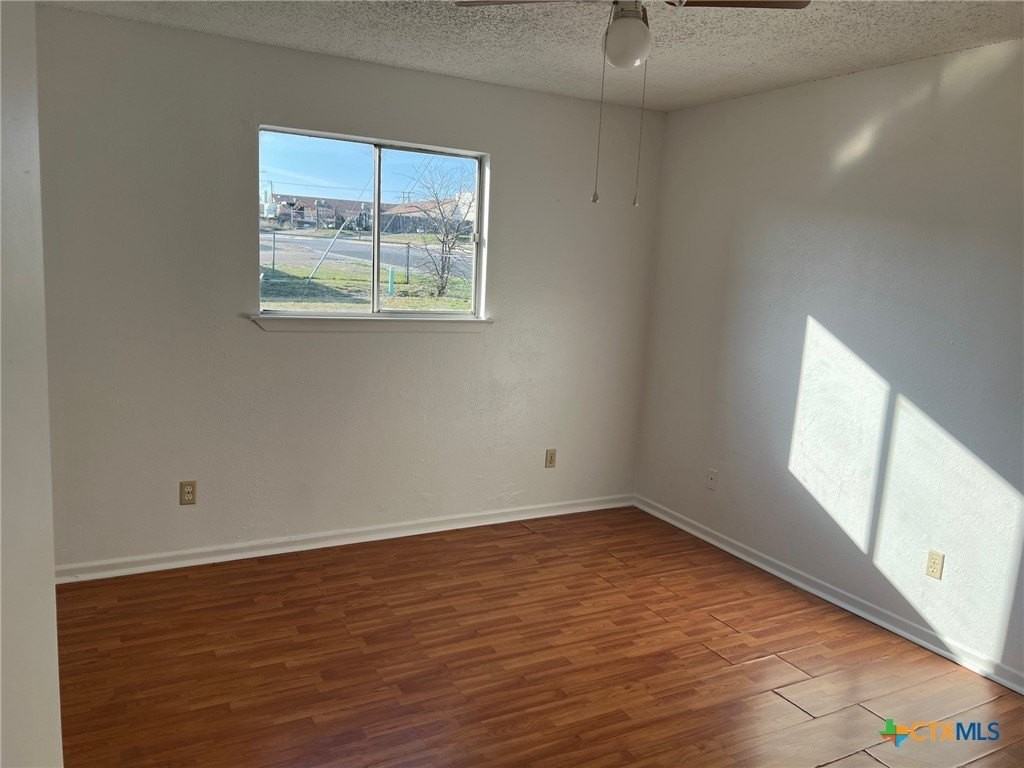 902 Travis Ln - Photo 7 of 9