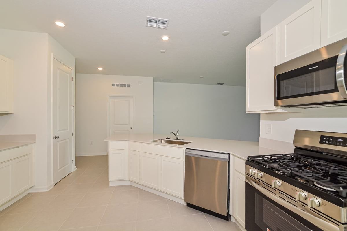 7601 Gemstone St - Photo 7 of 33