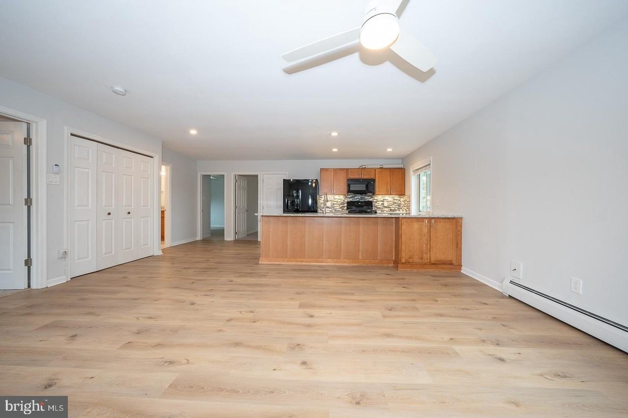 200 Pennsylvania Ave - Photo 6 of 22