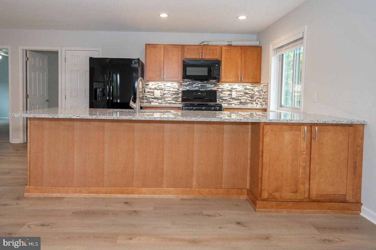 200 Pennsylvania Ave - Photo 7 of 22