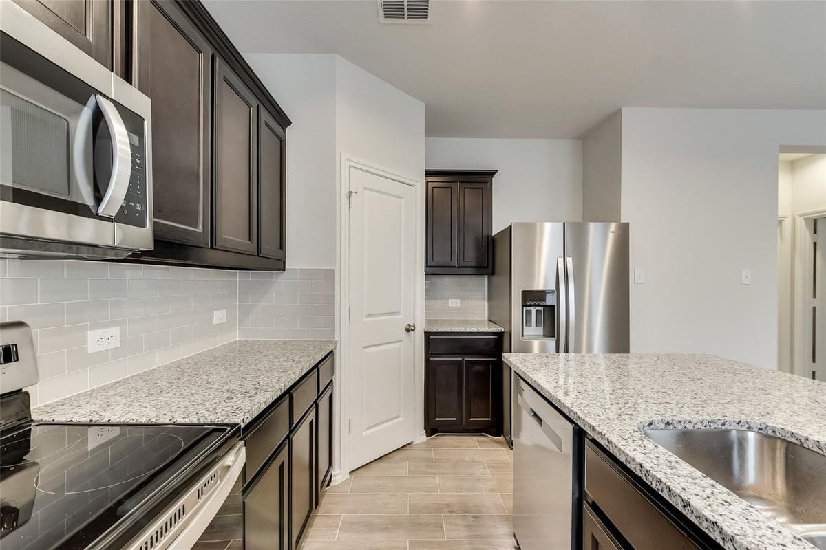 1033 King St - Photo 4 of 20