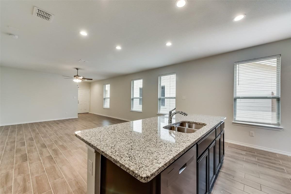 1033 King St - Photo 6 of 20