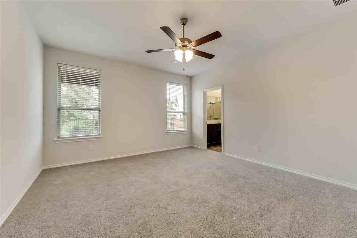 1033 King St - Photo 7 of 20