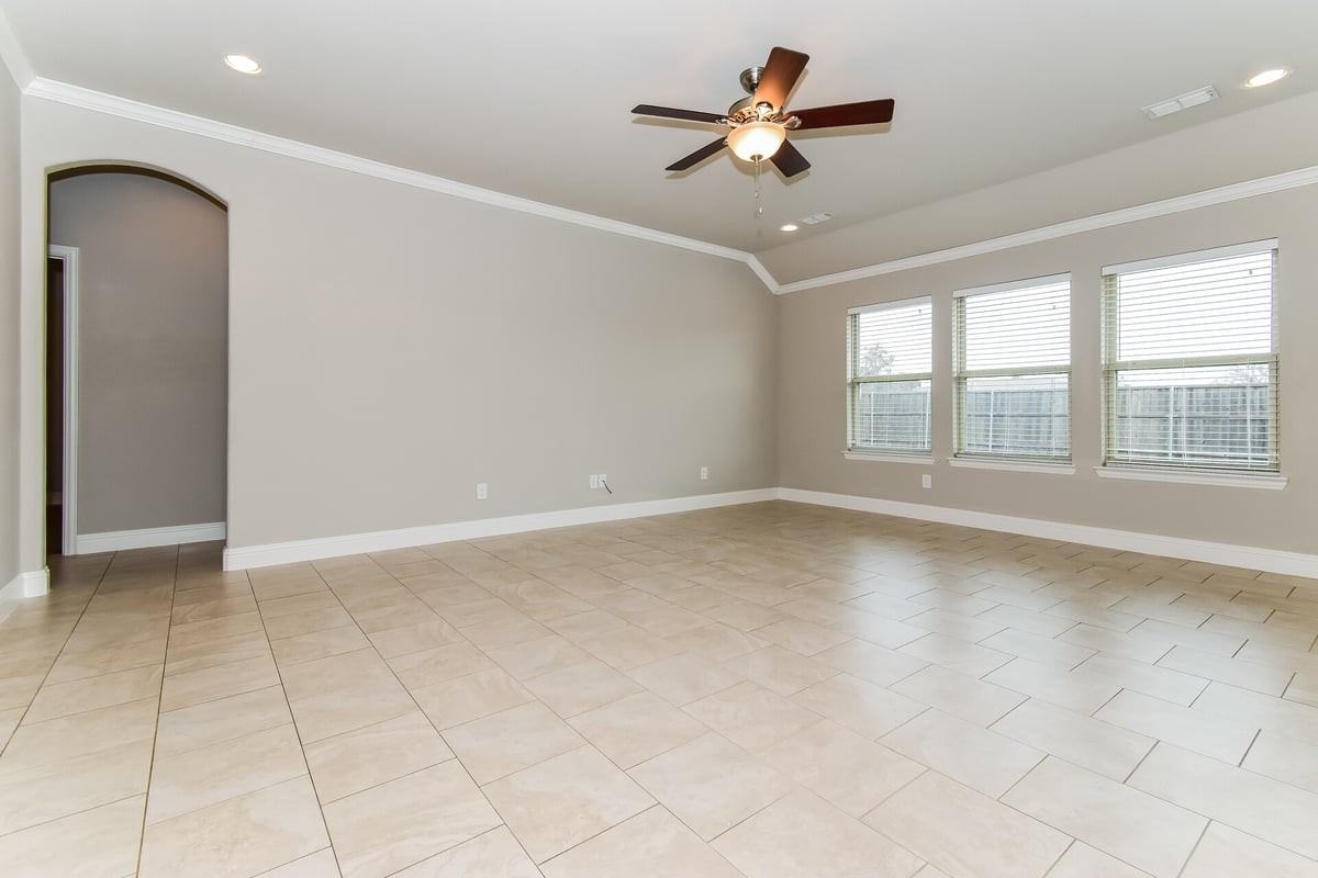 309 Peachtree Ln - Photo 3 of 32