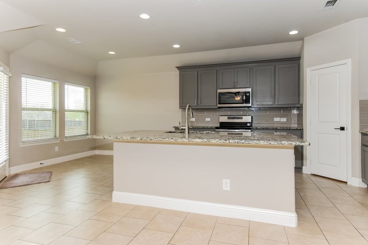 309 Peachtree Ln - Photo 4 of 32