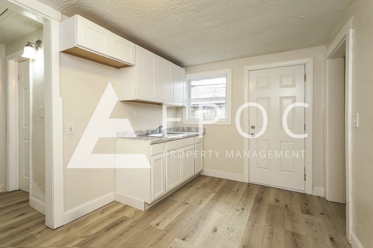 1021 Richland St #B - Photo 3 of 15