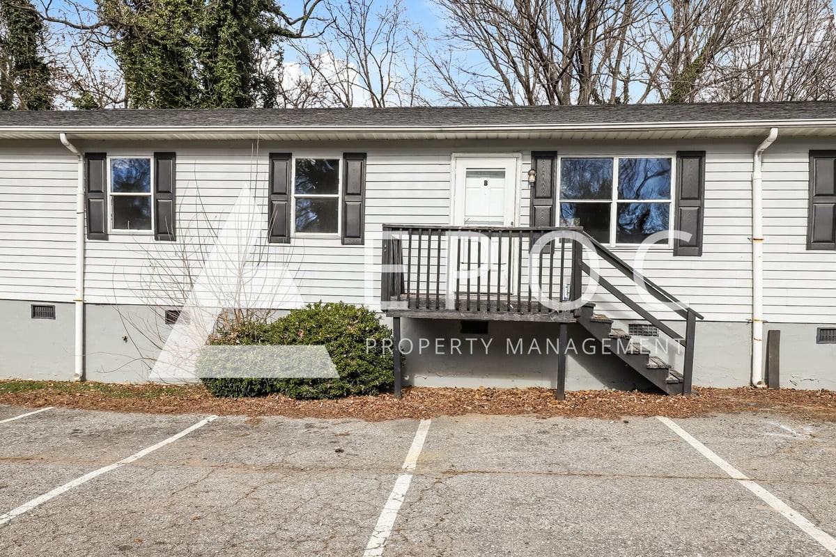 634 S Elm St #B - Photo 2 of 17