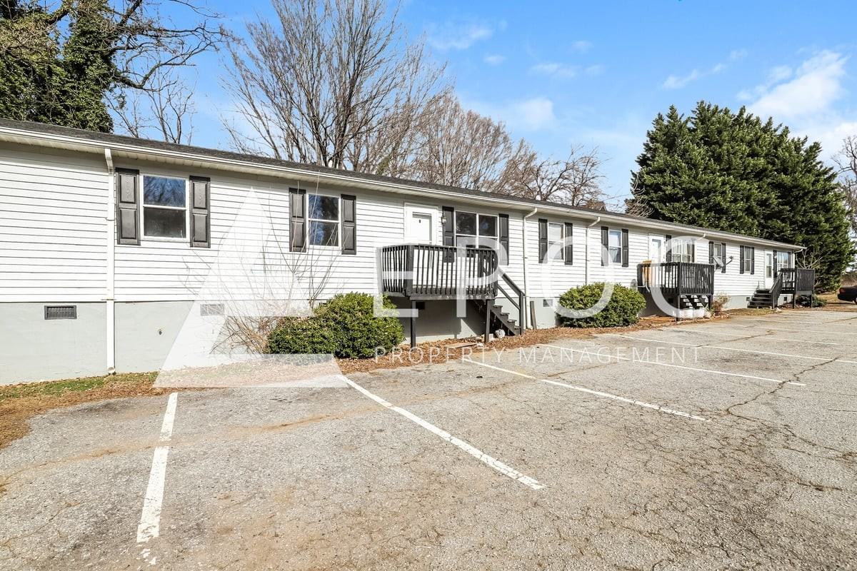 634 S Elm St #B - Photo 3 of 17