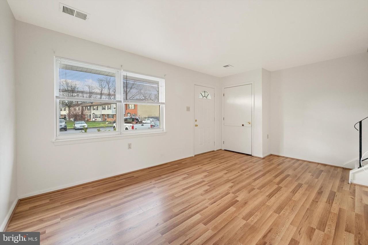 105 Cameron St - Photo 3 of 12