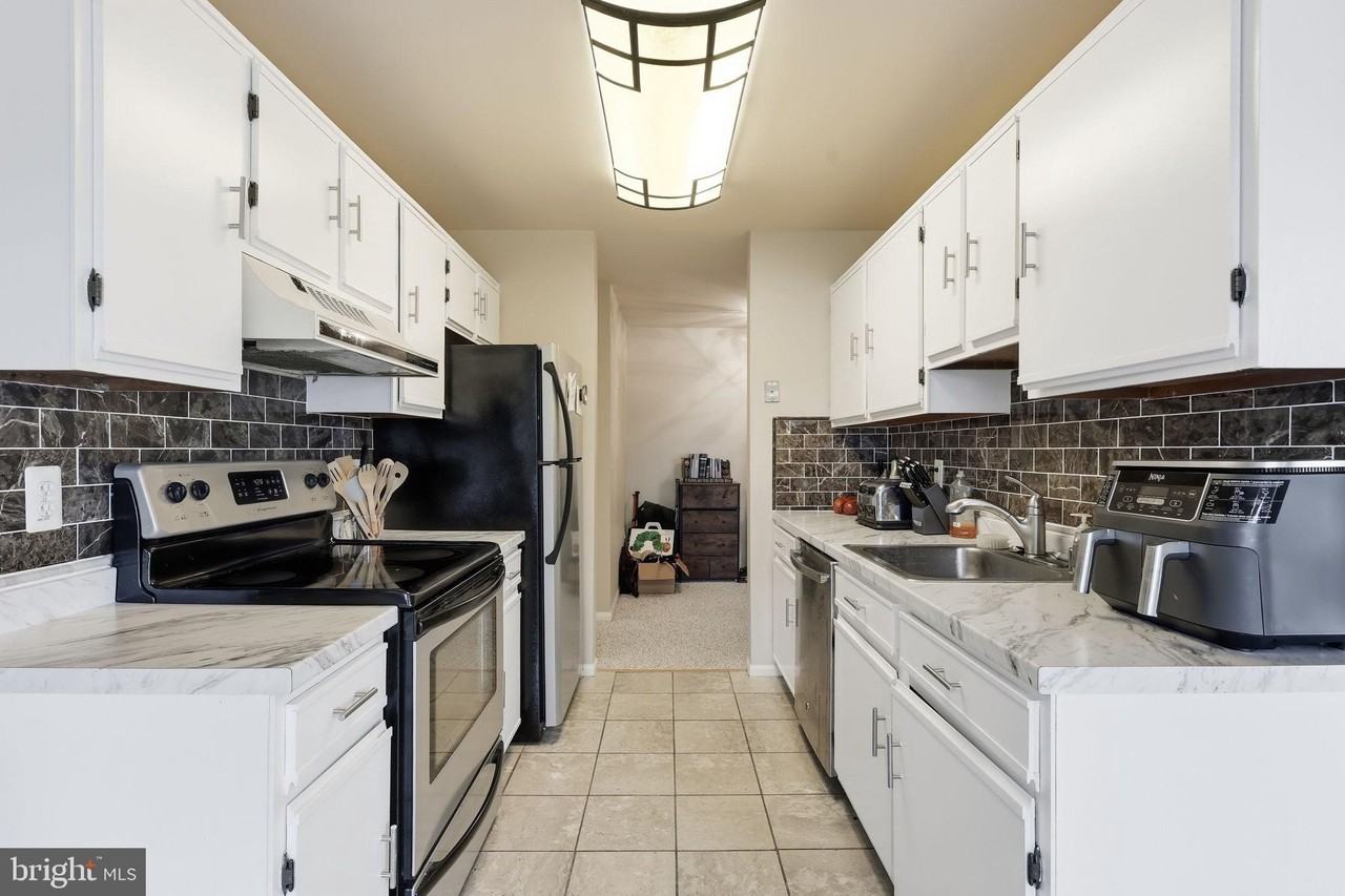 9569 Coggs Bill Dr Apt 301 - Photo 7 of 24