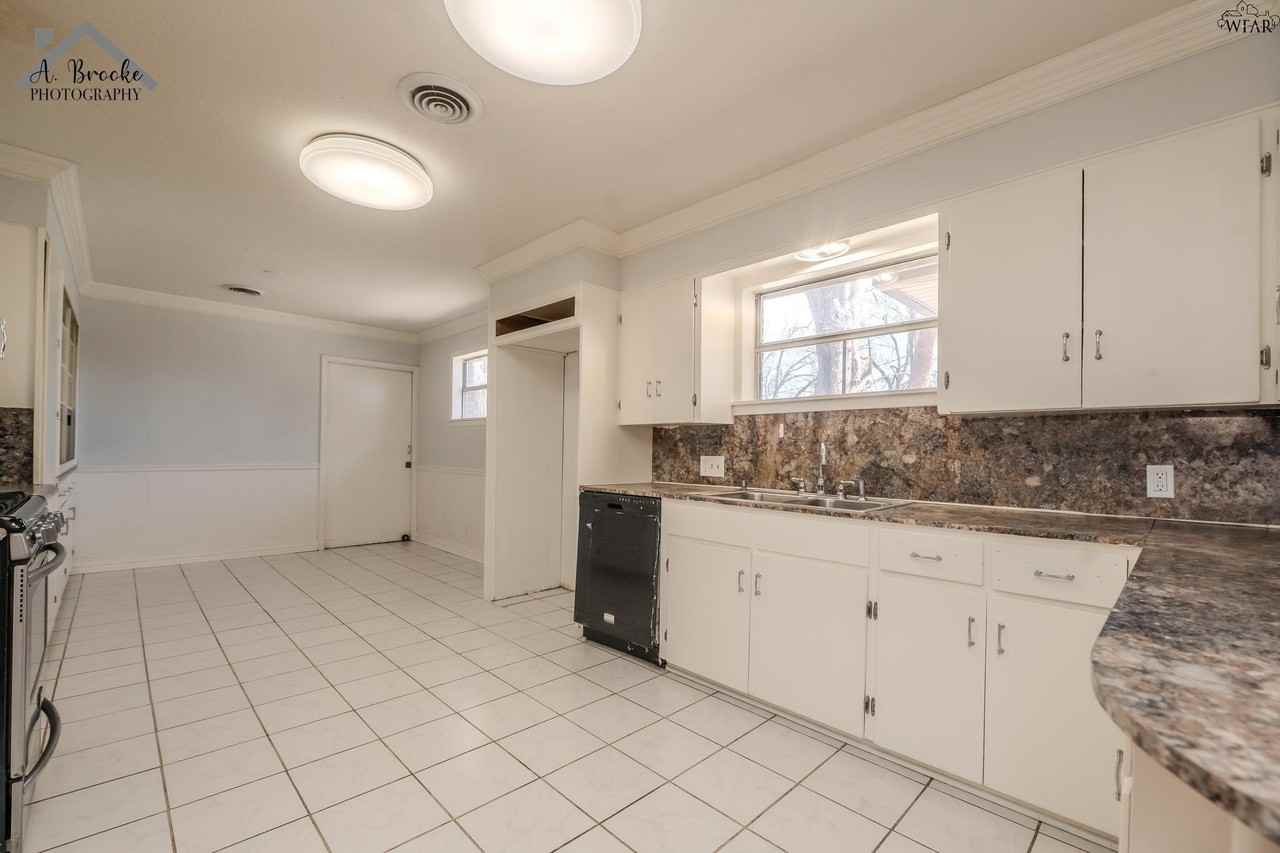 2725 Devon Rd - Photo 2 of 38