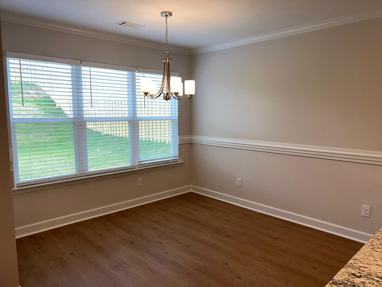 158 Atherstone St - Photo 7 of 32