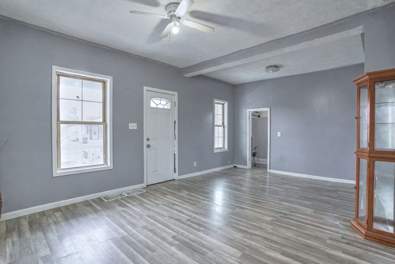 1328 Linden Ave - Photo 2 of 17