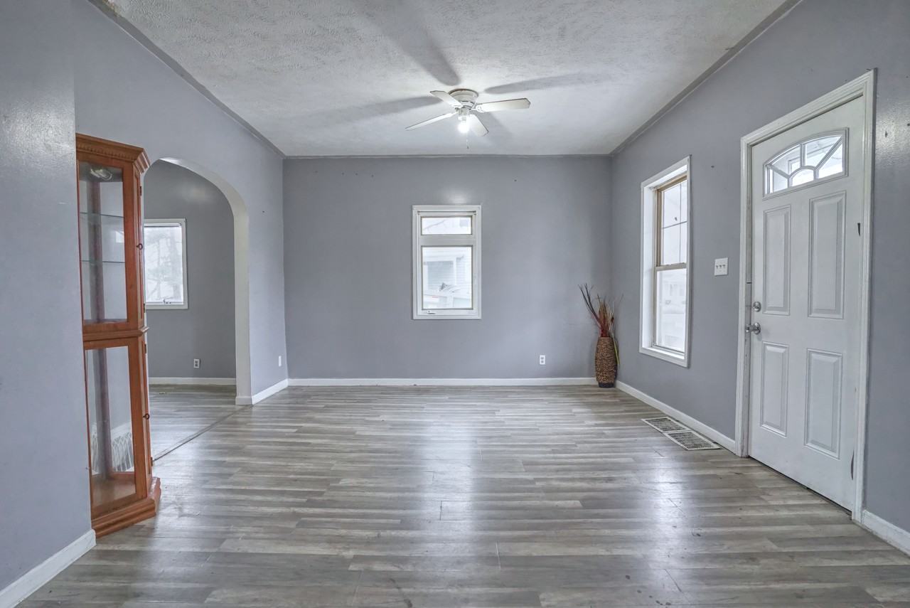 1328 Linden Ave - Photo 4 of 17