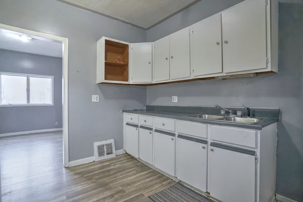 1328 Linden Ave - Photo 5 of 17