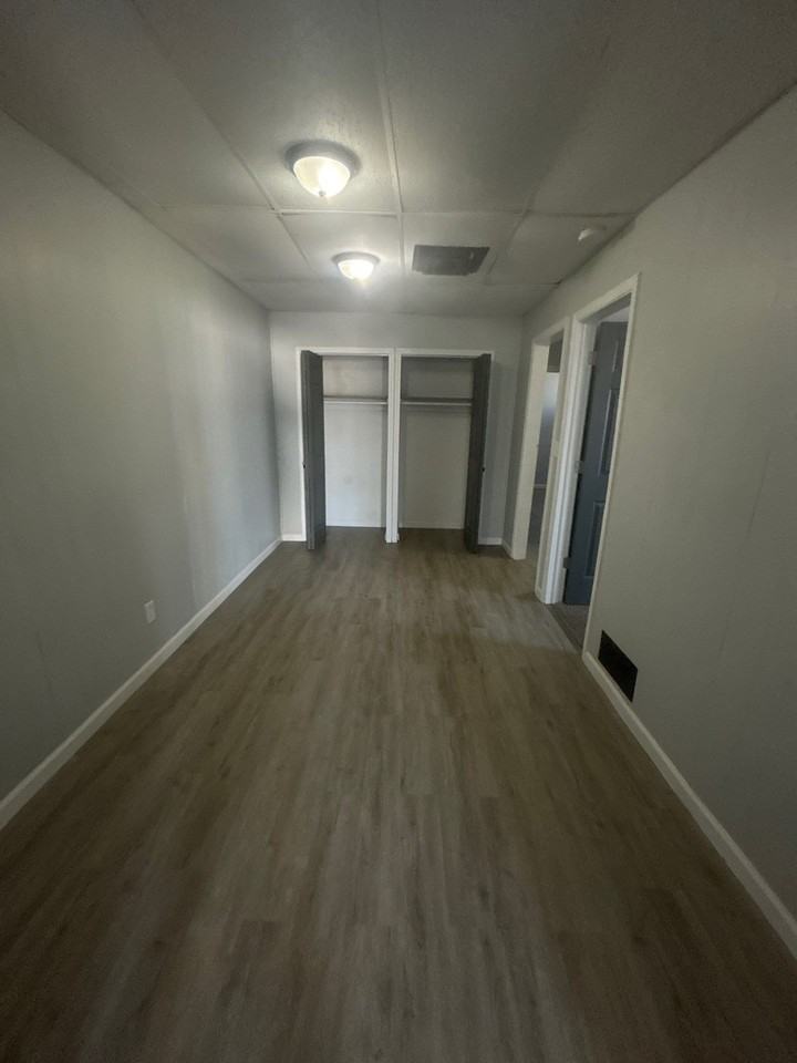 413 S Jackson St #1 - Photo 3 of 4
