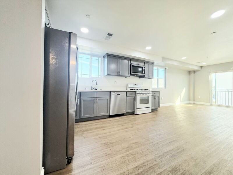 1731 E 68th St #D - Photo 5 of 30