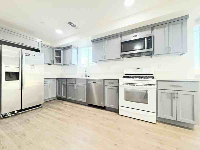 1731 E 68th St #D - Photo 6 of 30