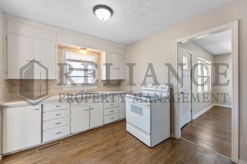 1334 S Dodge Ave - Photo 4 of 14