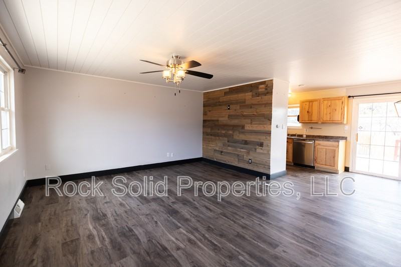 4709 Windmill Rd - Photo 4 of 30